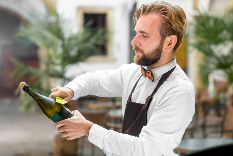 Sabrage einer Flasche Champagner