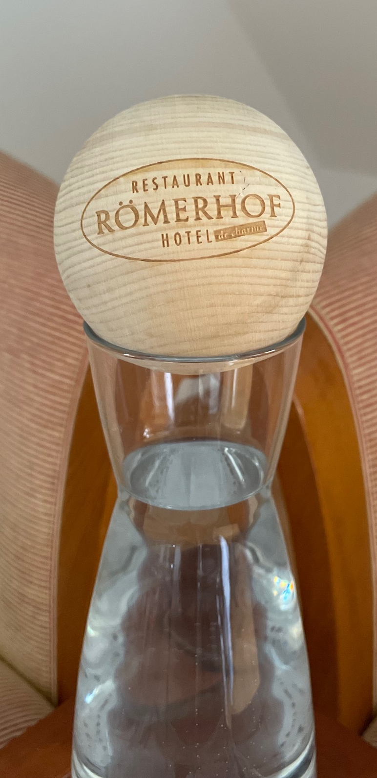 Zirbenkugel mit Logo Römerhof Zirbenkugel mit Logo Römerhof